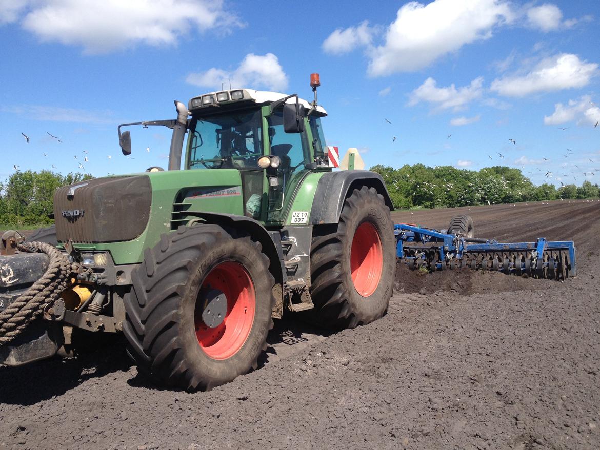 Fendt 926 vario tms - havde lige 2 ha der skulle tromles så måtte nøjes med 926erne da casen skulle have sprøjte hjul på  billede 2