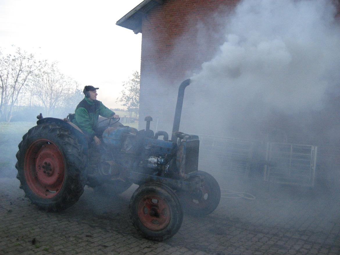 Fordson MAJOR  E1ADDN - Første opstart efter honing af cylindre, ny toppakning, pandelejer, stempelringe, skraberinge, oringe og div pakninger. Vi trak den 2 meter og den sprang igang! :-D Med en tilgroet koldstart! He he derfor den mørklagde hele byen i røg!  billede 12