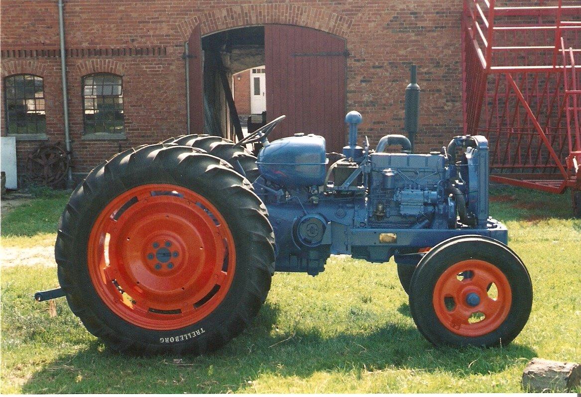 Fordson MAJOR  E1ADDN - Bemærk det blanke messingskilt på siden, som har siddet på fra ny og er meget sjældent, bla en af de ting der gjorde at jeg gik igang med at renovere den, da det ellers ville ha været penge ud af vinduet med alle de Majore man kan købe til ingen penge! billede 16