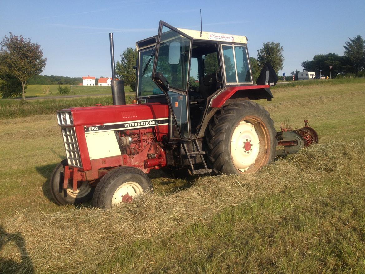 International Harvester 684 - Da jeg lige skulle vende pølsen så den lige kunne tøre på indersiden inden presning :D billede 7