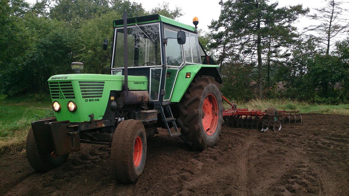 Deutz-Fahr D 8006 - Ude og jævne plovfuer på et forager med 4m kverneland tallerkenharve :) efterår 2013 billede 14