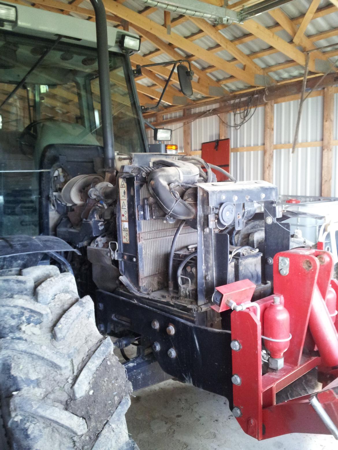 Massey Ferguson 4255 - Motorhjelmen fik lige en gang maling billede 10