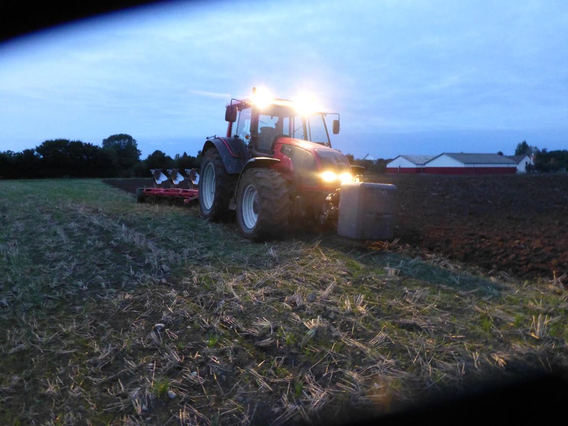 Valtra T 191 - en dejlig tur med ploven på en søndag  billede 2