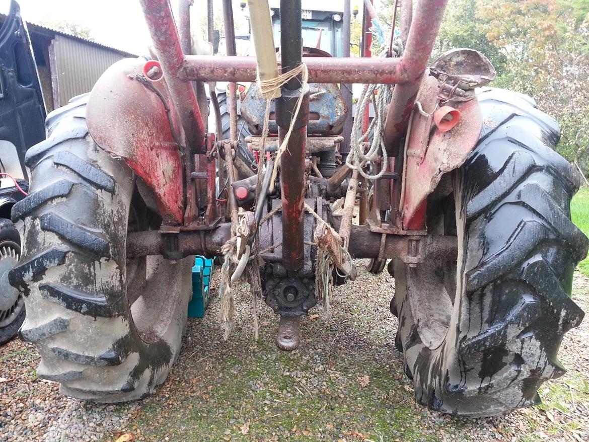 Massey Ferguson 35 - Bagtøj, lift og montering af Jøla baglæsser billede 6