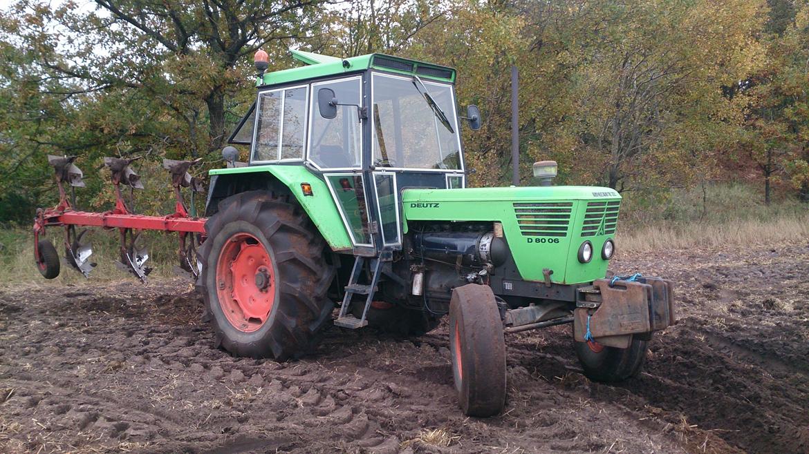 Deutz-Fahr D 8006 - Så fik min lille 8006'er lige lov til og prøve at køre med ploven et par timer da 6.16'neren havde sprunget koblingskablet billede 13