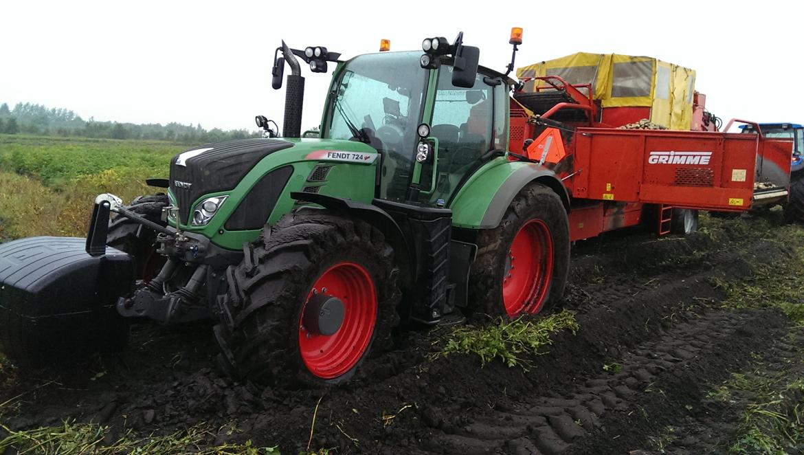 Fendt 724 Profi Plus - Ja hjultræk er godt at have man skal bare huske at sætte den i fremad og ikke bakgear ;-) billede 24