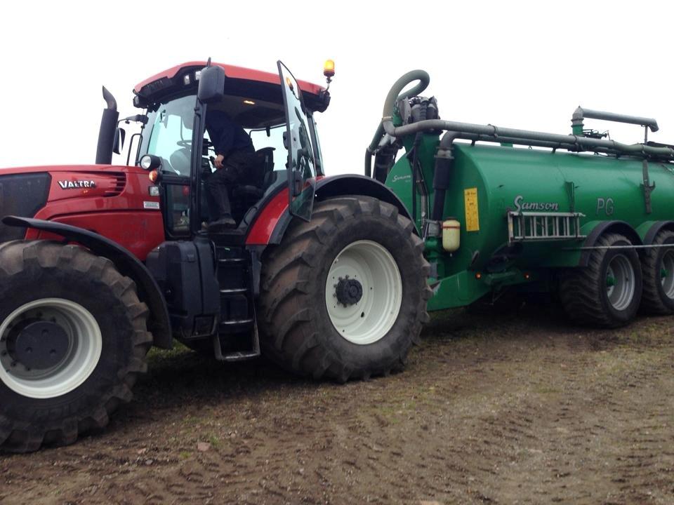 Valtra S322 - Vi flytter gylle billede 5