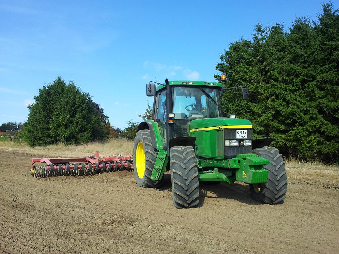 John Deere 6610 - Slæber pløjning til i et tørt efterår (2013). billede 7