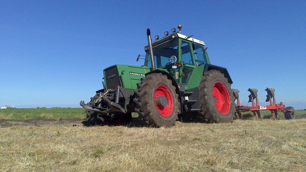 Fendt 612 LSA - Pløjer til vildtmarker med gregoire besson 4 furet vendeplov.  billede 1