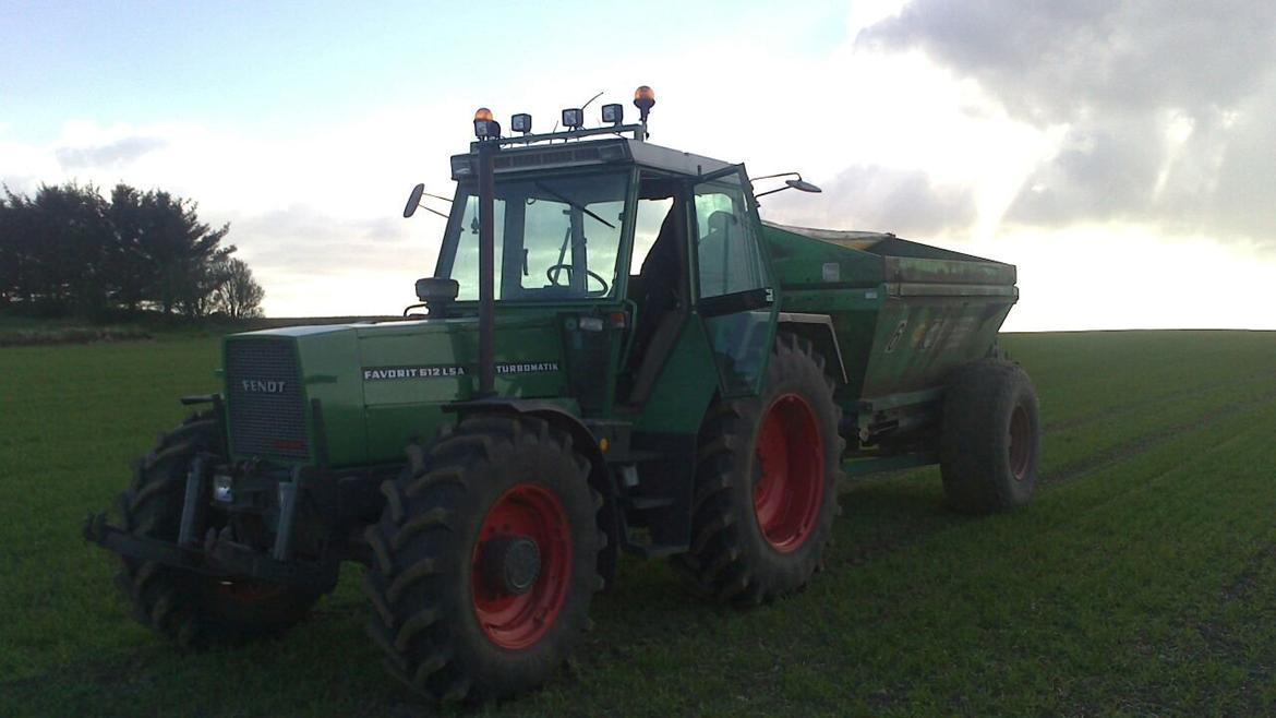 Fendt 612 LSA - Spreder gødning på vårbyggen.  billede 17