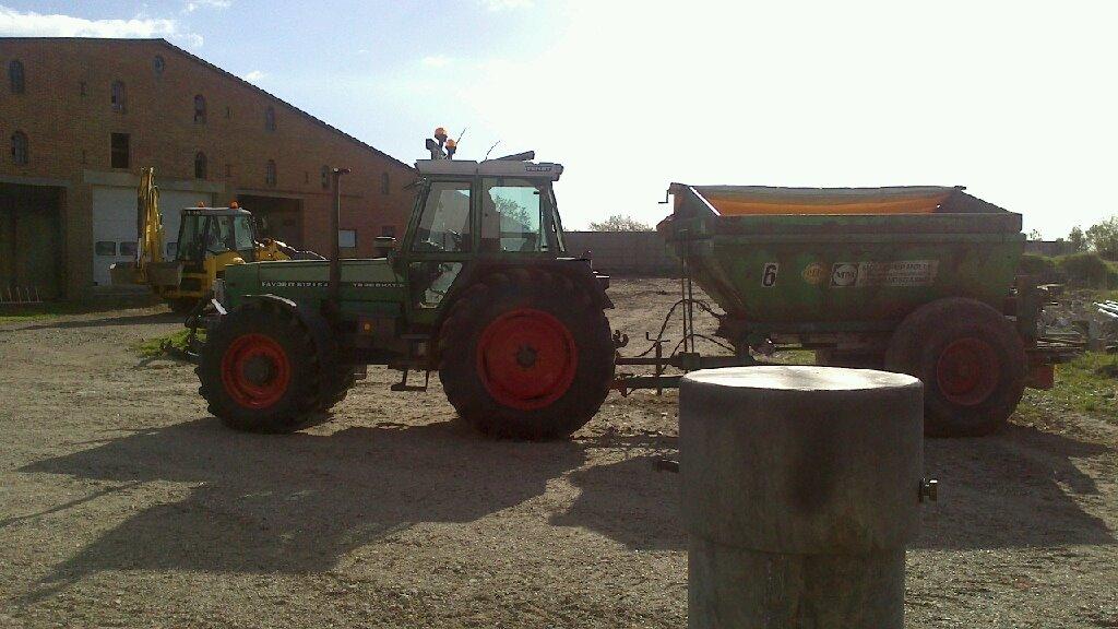 Fendt 612 LSA - Fylder gødningssprederen.  billede 19