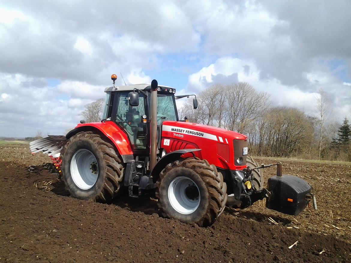 Massey Ferguson 7495 Dyna VT - Normalt plover vi med TM'eren, imens vi køre gylle med den her. Men nu var vi færdig med at køre gylle og TM'eren stod foran såbedsharven og havde tvillingbasserne på, fik den her lov til at plove de sidste 12 ha. Blankrøret havde jeg på fordi det var uge billede 24