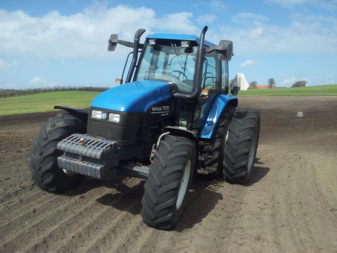 New Holland TS 115 - Var ude og tromle en græsmark for min farbror. billede 1
