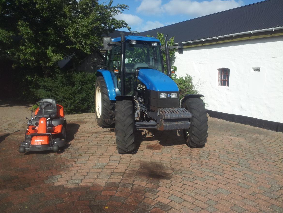 New Holland TS 115 - New Holland'en sammen med vores Husqvarna 13C Rider. billede 10