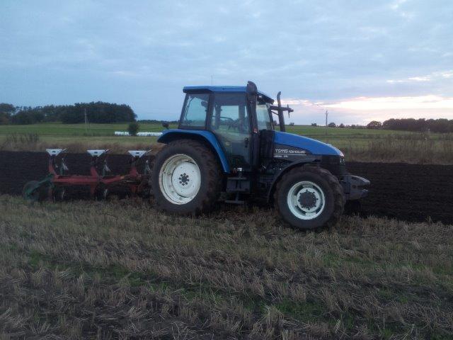 New Holland TS 115 - Tog lige et par furer efter aftensmaden. billede 12