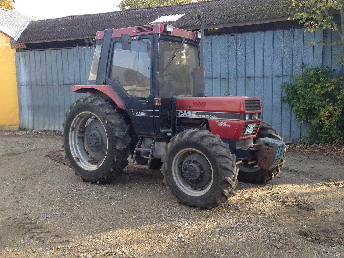 Case IH 685 XL - Lige blevet kørt ud af laden - klar til rengøring. 8 års støv indenfor og udenfor. billede 5