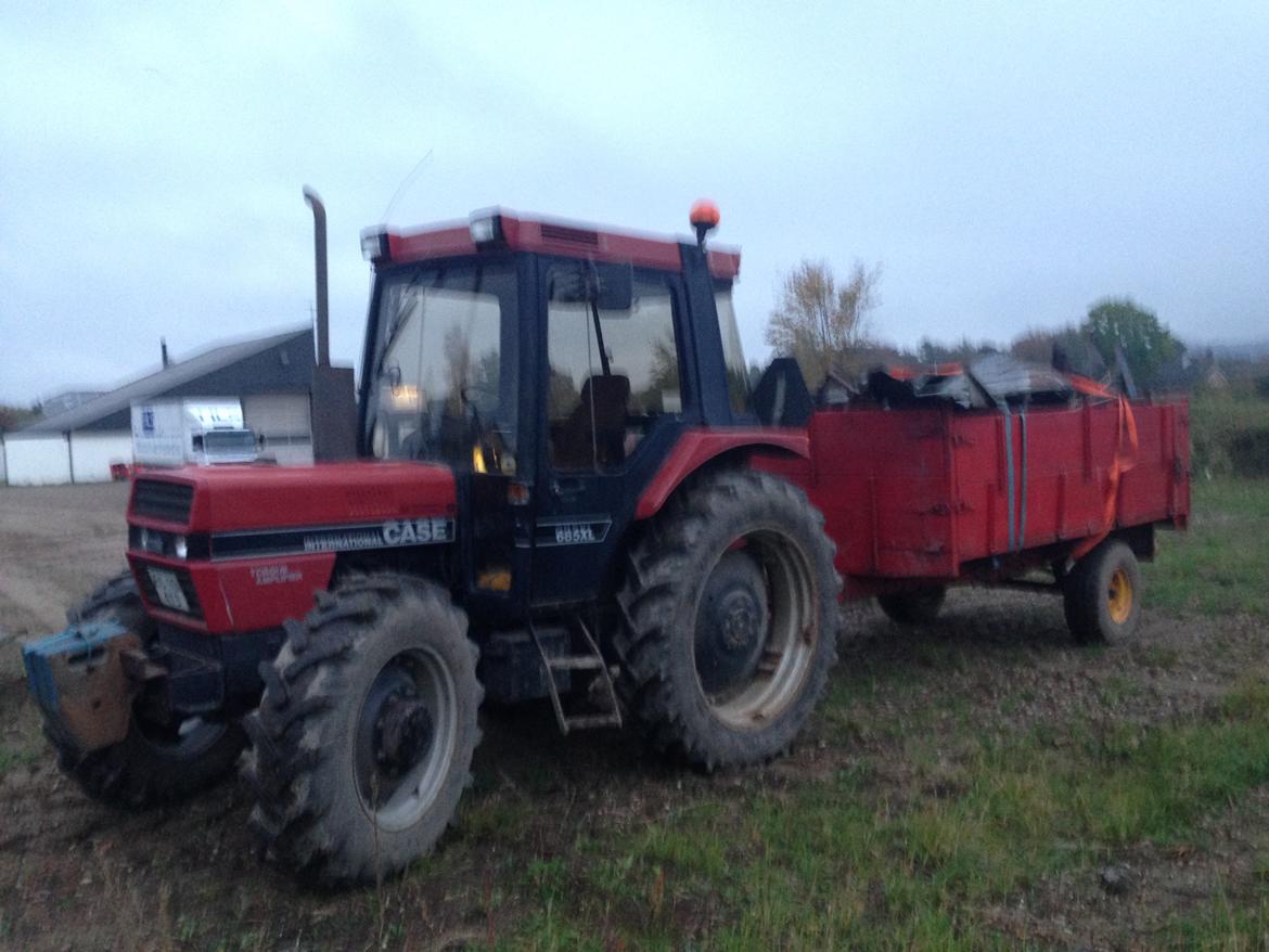 Case IH 685 XL - Et læs skrot fra et nedbrydningsprojekt bliver læsset af ved firmaet billede 4