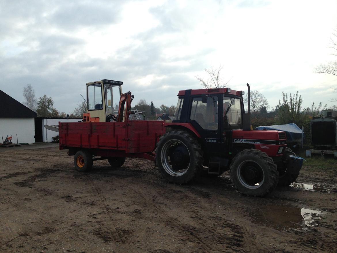 Case IH 685 XL - Så der læs og klar til afgang. billede 10