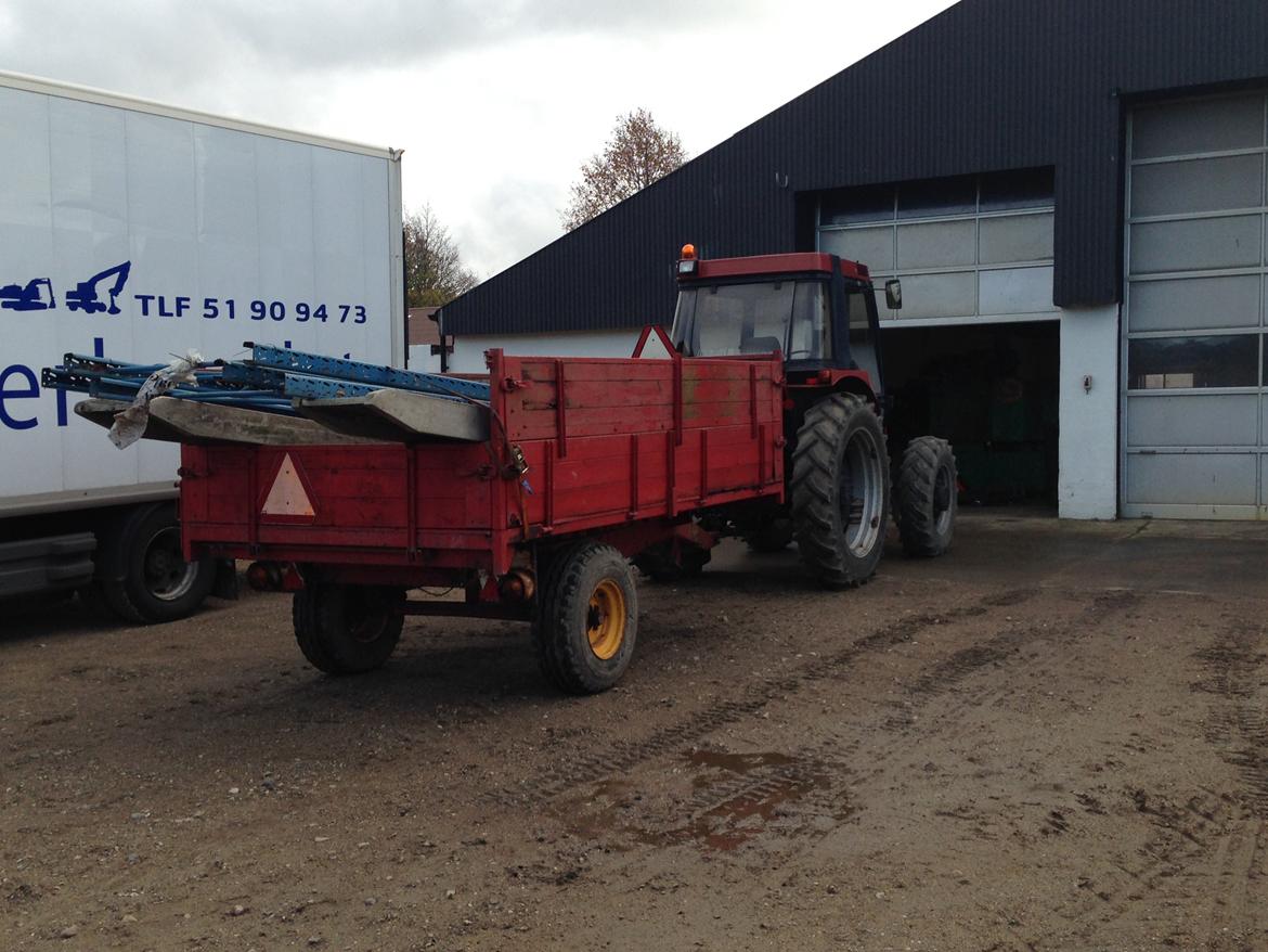 Case IH 685 XL - Et læs med pallereoler hentet og kørt op på firmaet billede 11