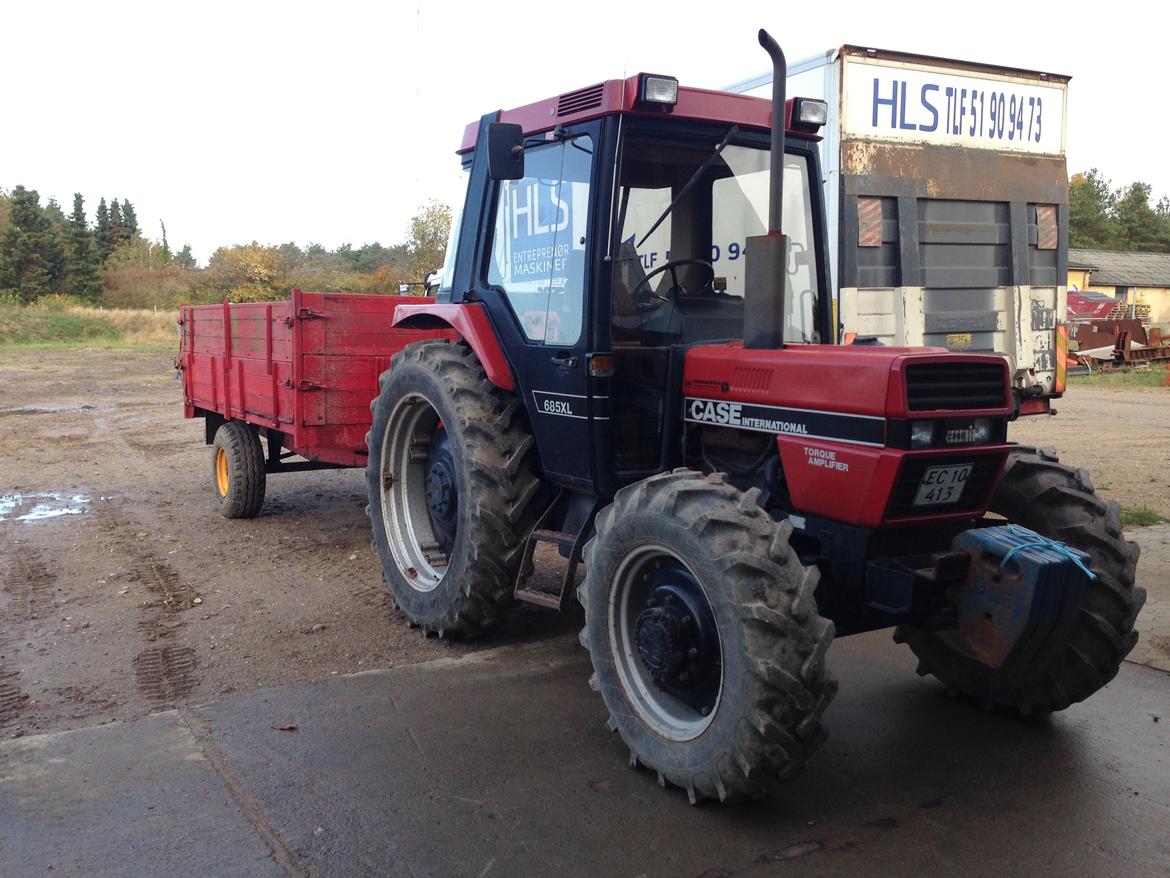 Case IH 685 XL - Case'n ved siden af servicebilen. billede 2