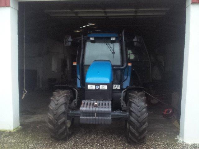 New Holland TS 115 - Holland'en bliver tanket, så den er klar hvis der skulle komme sne. billede 16