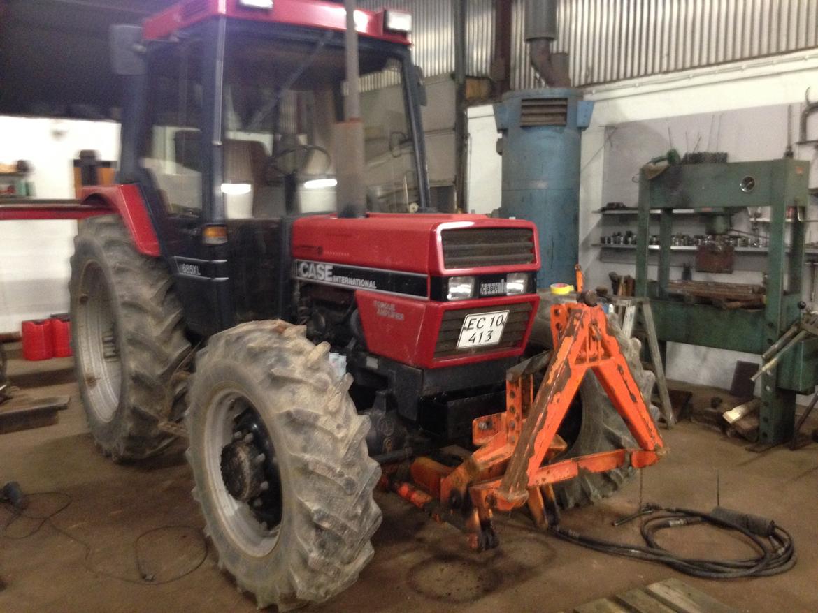 Case IH 685 XL - Frontlift er ved at blive monteret. billede 16