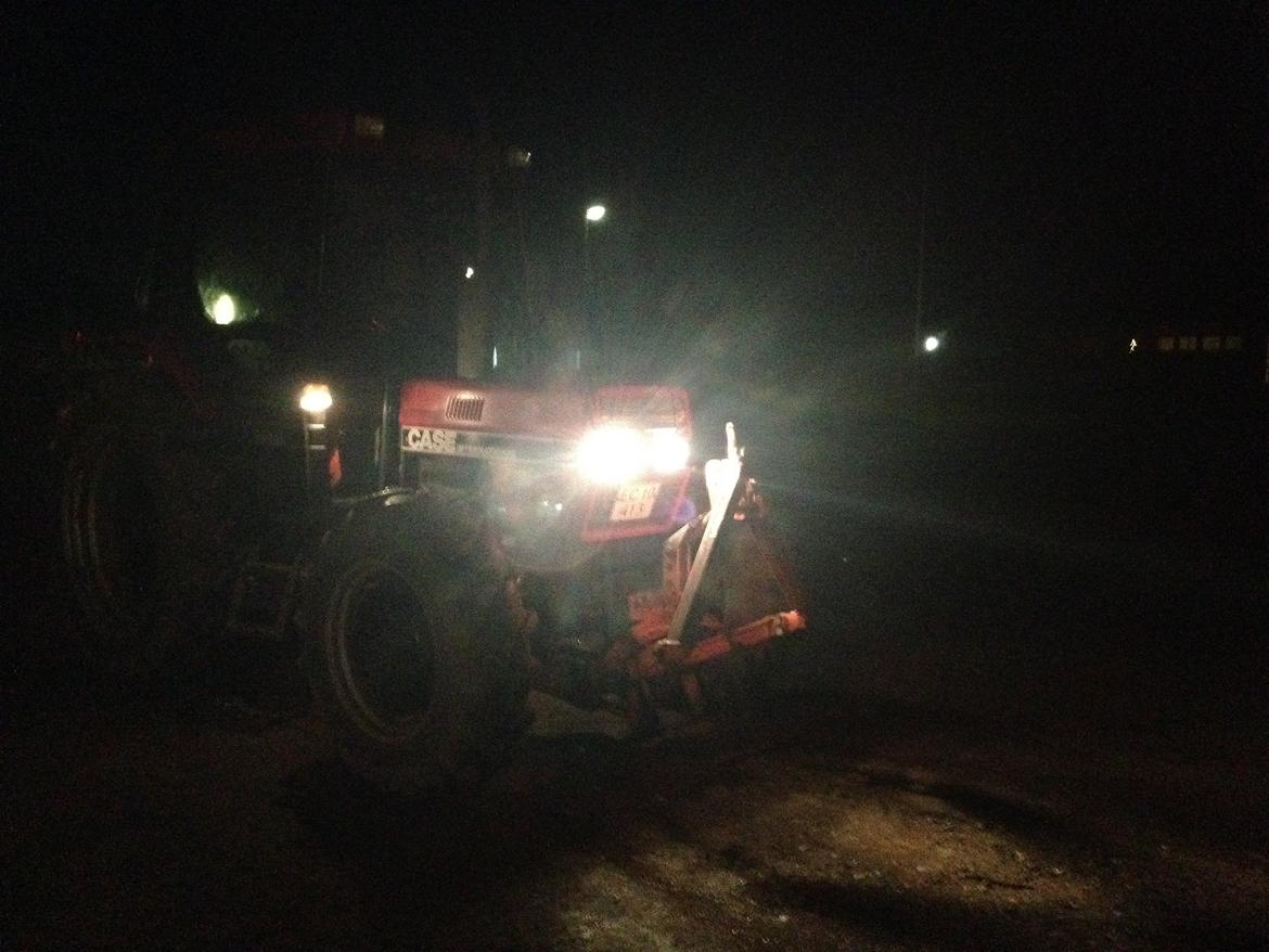 Case IH 685 XL - Så er frontliften monteret, og vi er på vej hjem. billede 19