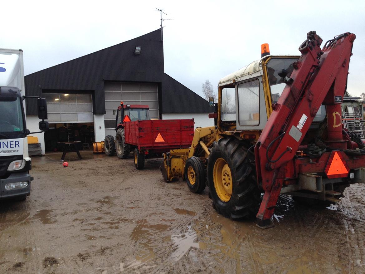 Case IH 685 XL - Oppe og hente vognen, så den kunne komme til og stå i læ der hjemme. billede 24