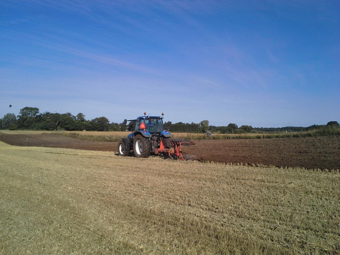 New Holland TM 125 - Kuhn huvard plov 14" 3f
Ploven er lidt lille til traktoren men det går.

Pløjning til Raps sommer 2013 billede 3