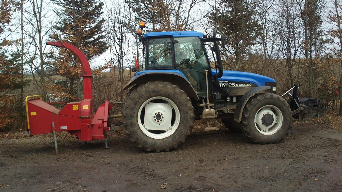 New Holland TM 125 - Flishugger tp 860

Flishugning af læhegn. februar 2013. for at gøre plads til ny maskinhal billede 5