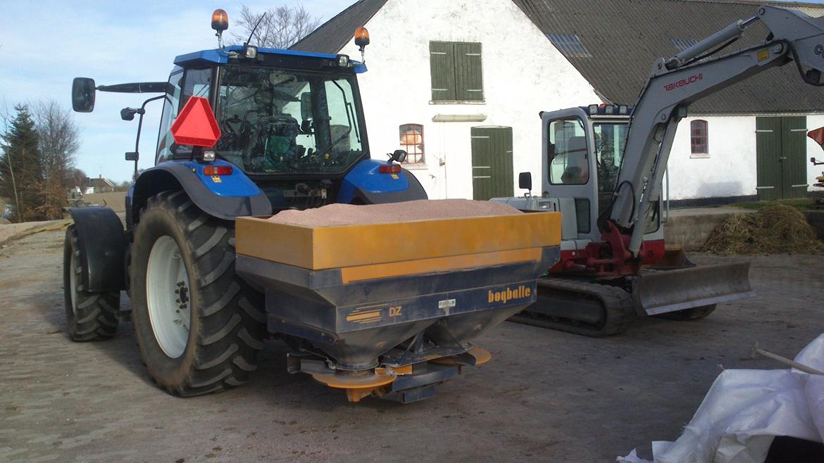 New Holland TM 125 - Gødningspreder Bøgeballe dz 1000 med overbygning tager ca. 1800kg n34
Udkørsel af gødning forår 2013 billede 6