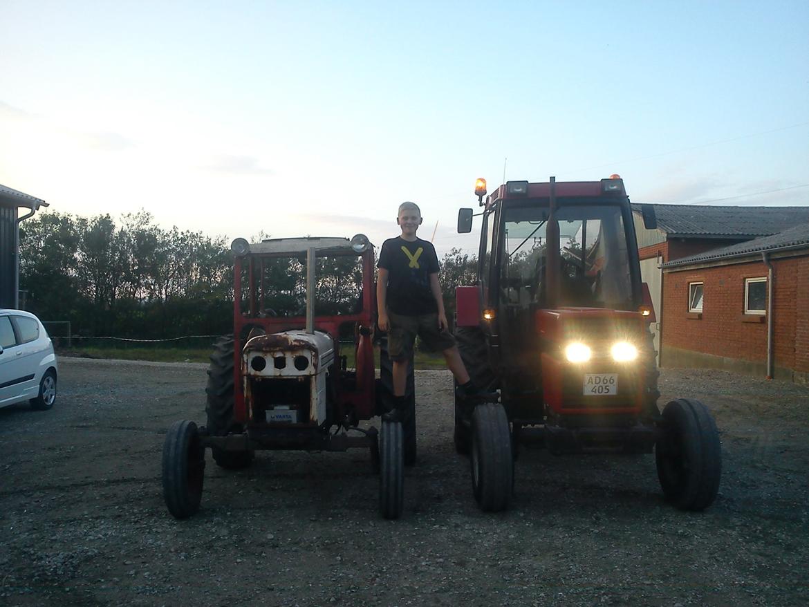 Case IH 844 xl - det er min egen traktor den til venstre, som jeg også er ved at lave i stand. billede 24