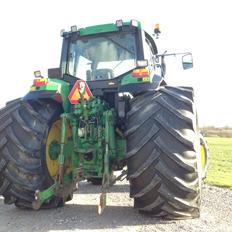 John Deere 6910