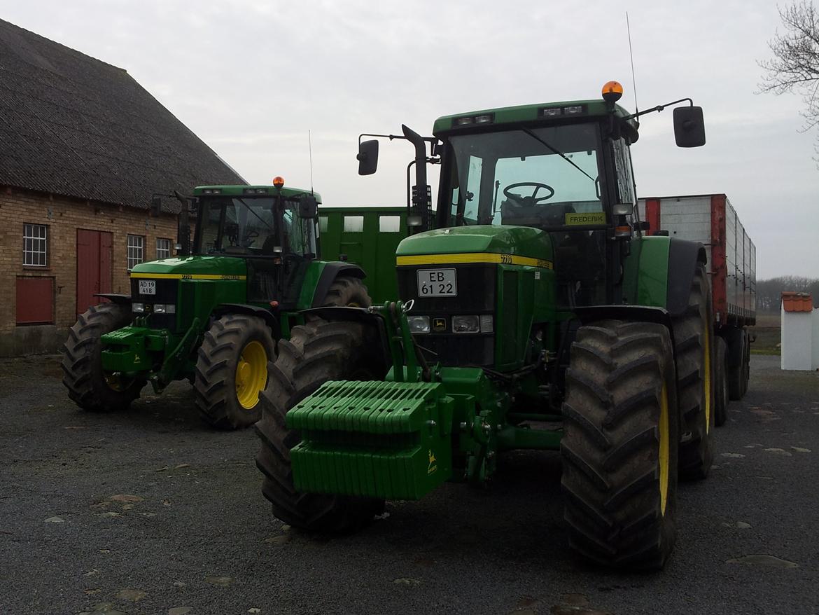 John Deere 7710 - De to 7710'ere er klar til at levere korn med henholdsvis 21 t og 18 t vogne. billede 19