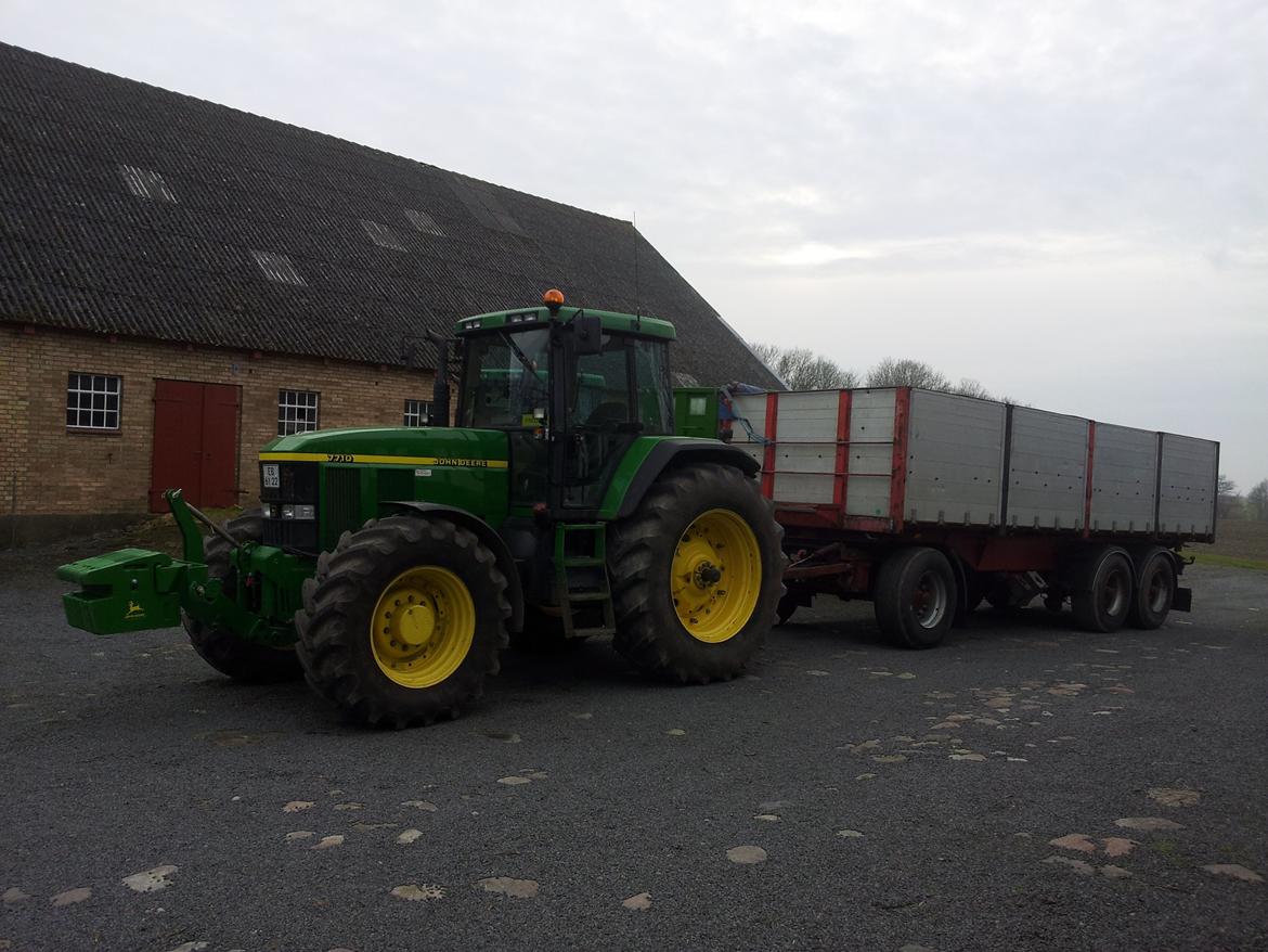 John Deere 7710 - Med 21 Kel-Berg vogn. billede 20