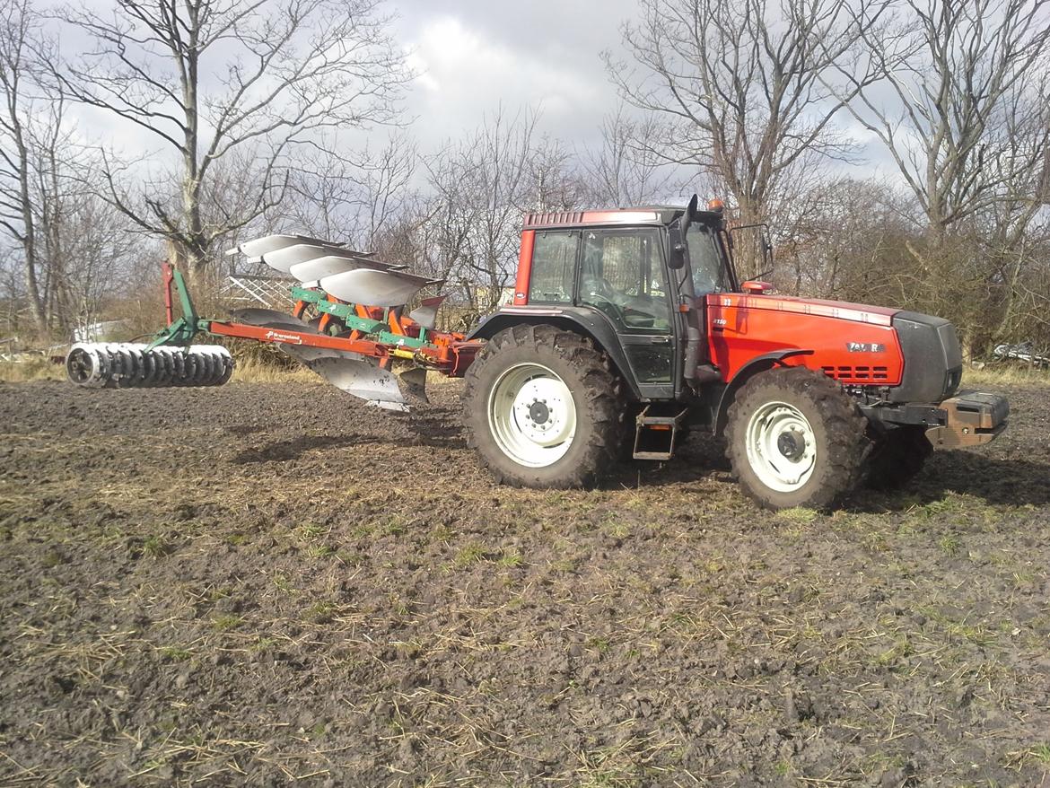 Valtra 8150 - Fint vejr med et fint sæt. billede 15