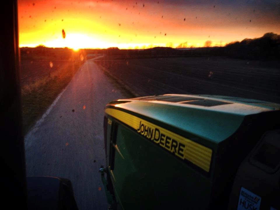 John Deere 7280R   *Buller* - Solnedgang i fronten af hende ..   billede 8