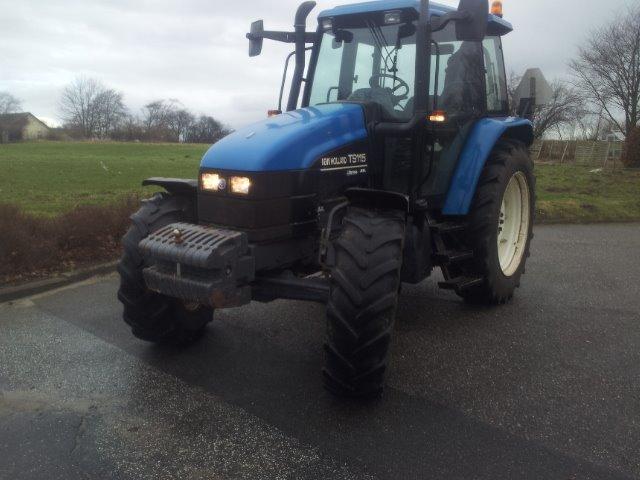 New Holland TS 115 - På vej hjem fra Farmas A/S, efter at Holland'en har fået monteret 2 ekstra dobbelt virkende udtag billede 24