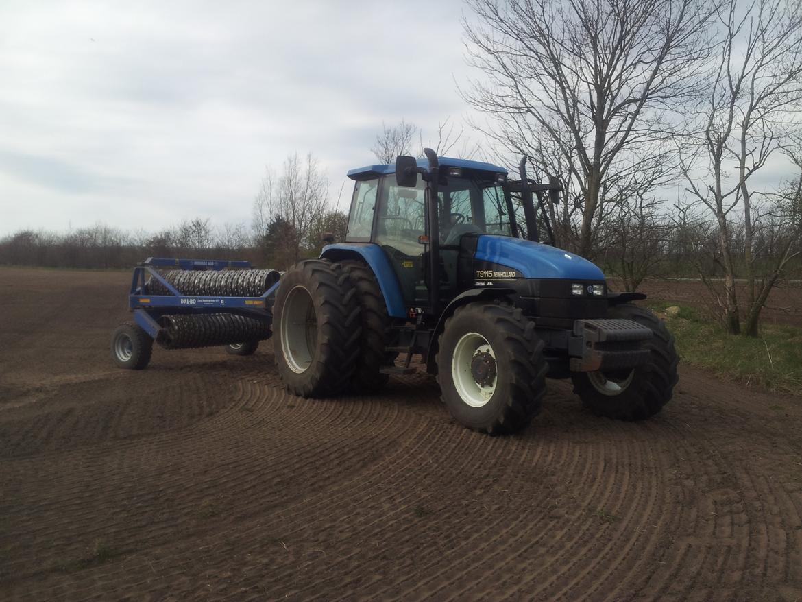 New Holland TS 115 - Arbejdet med såbedsharven er færdigt og tromlen er spændt for (Dalbo Maxiroll 630, mener jeg) billede 28