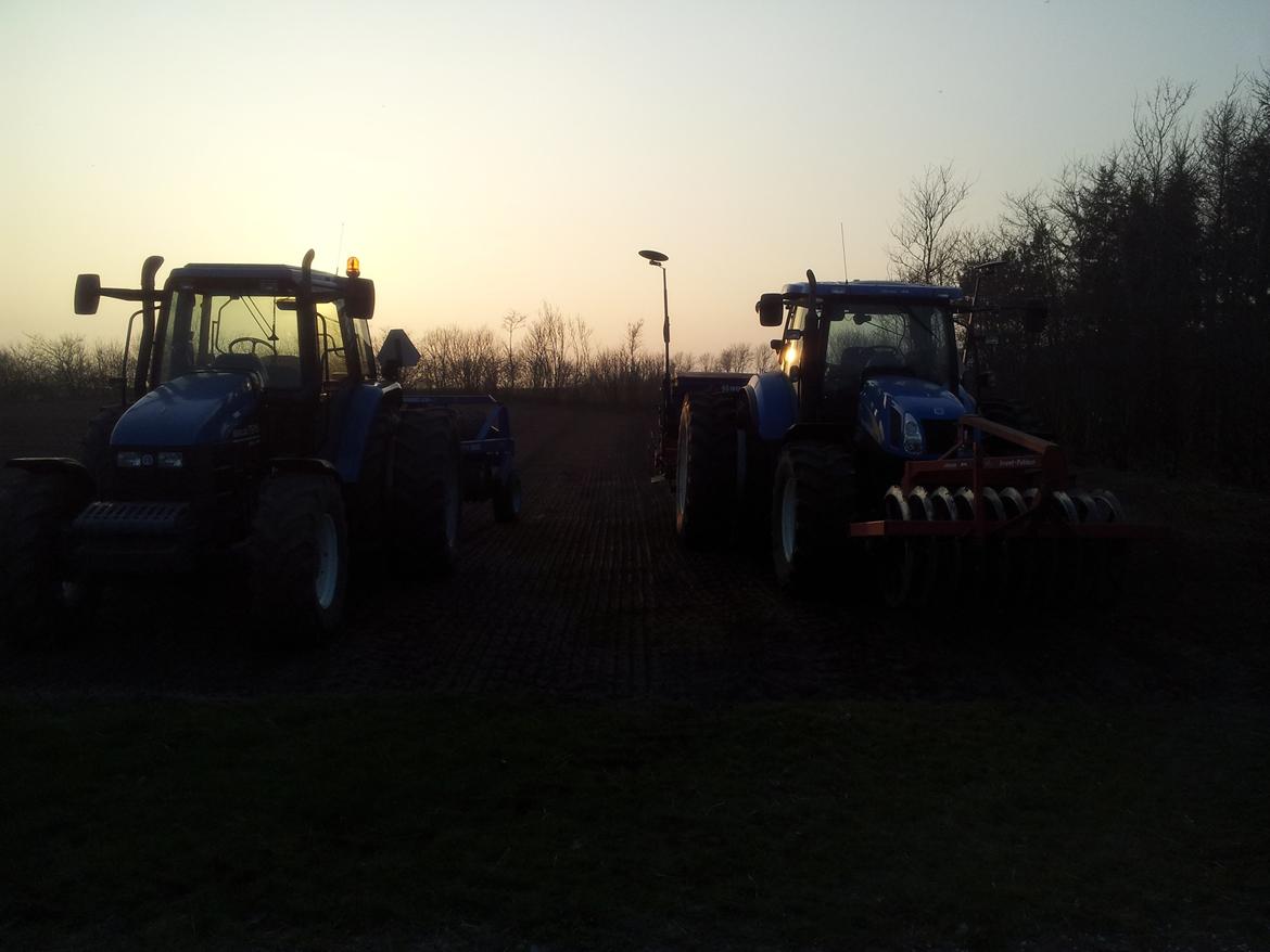 New Holland TS 115 - Jeg kørte efter min storebror th. (New Holland TS135A, He-Va frontpakker, Nordsten såsæt med forharve). Billedet er taget inden vi holdte fyraften billede 30