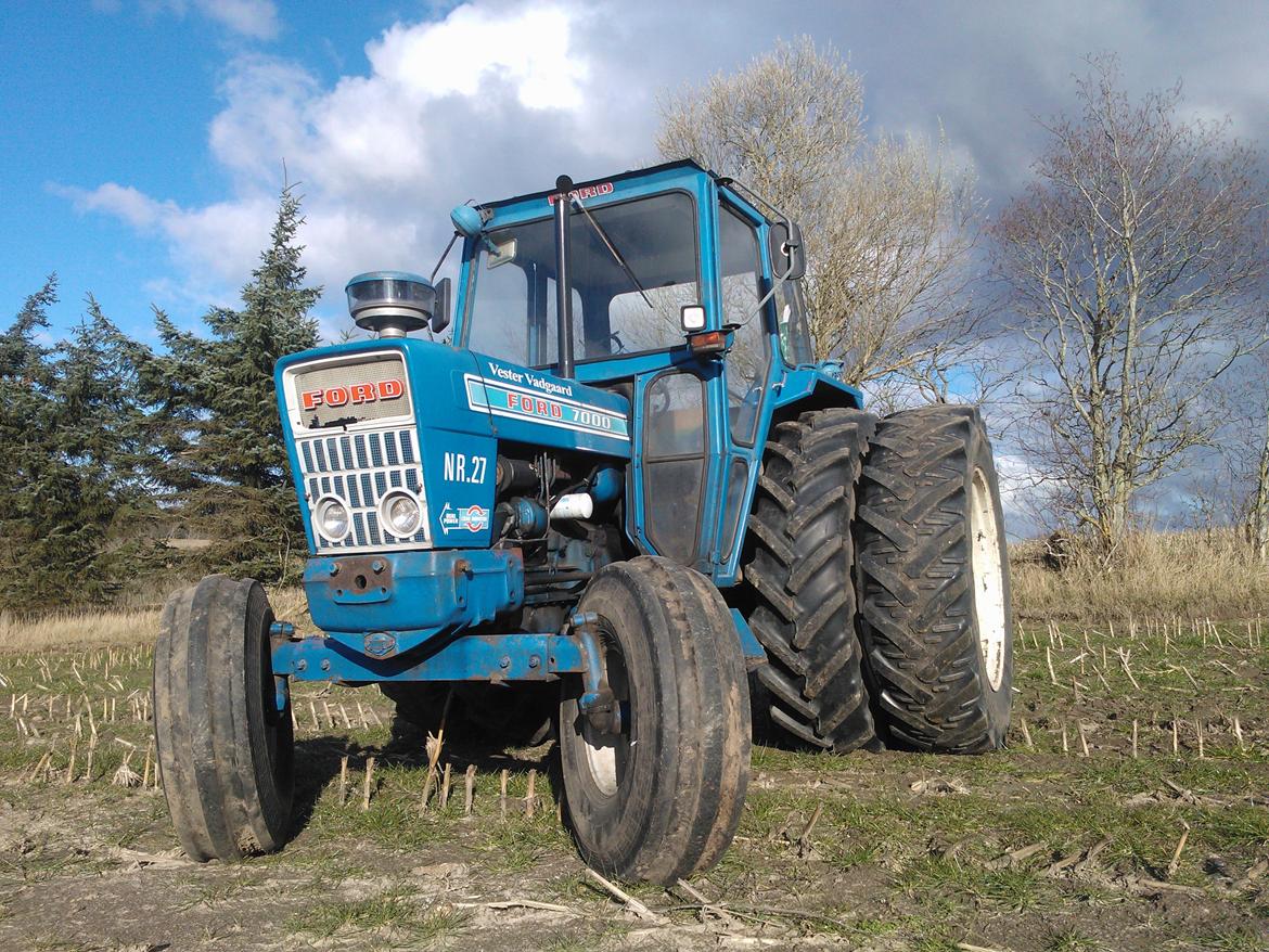 Ford 7000 - Traktoren er frigjort fra rabat klipper :-) billede 1