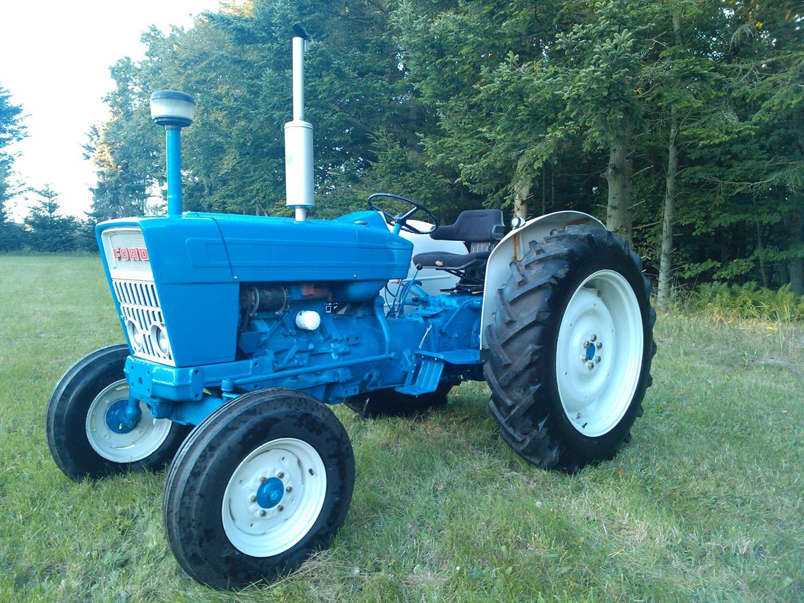 Ford 4000 Y - prikken over iet mangler med de nye mærker på motor hjelmen :-) billede 2