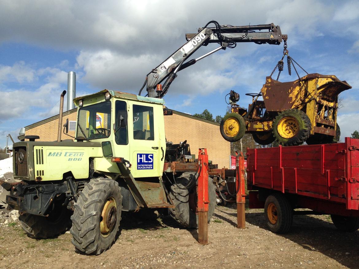 Mercedes-Benz 800 - Ved at krane en dumper af, som bare skal skrottes. billede 1