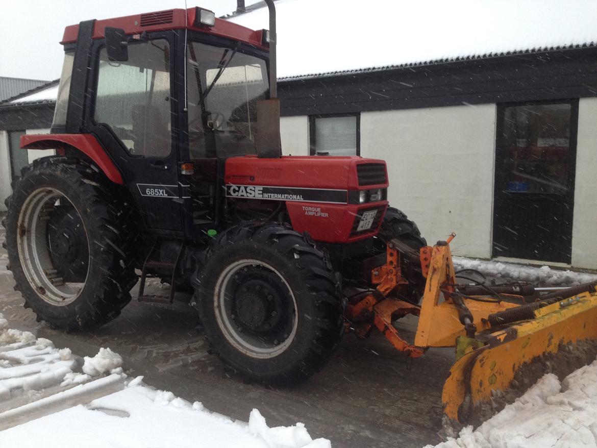 Case IH 685 XL - Første sne, casen er i fuld gang. billede 1