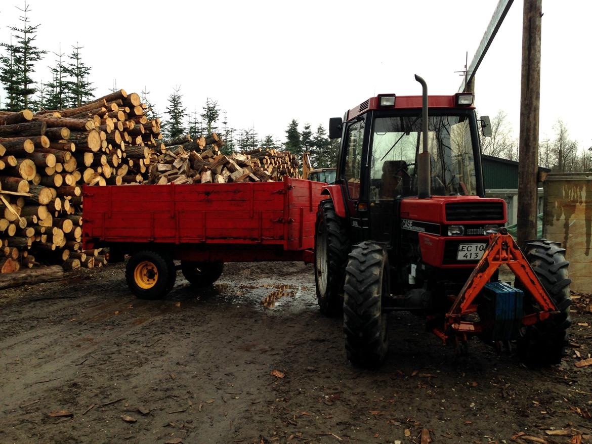 Case IH 685 XL - Ude efter et par læs træ. billede 28