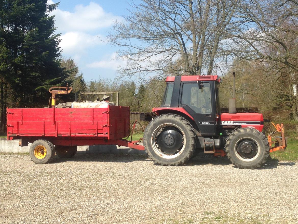 Case IH 685 XL - Fuldt læsset med belægsningssten. billede 29