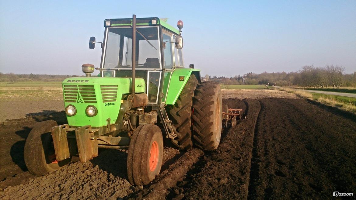 Deutz-Fahr D 8006 - Ude og jævne forager som er en af dens faste arbejdsopgaver billede 9