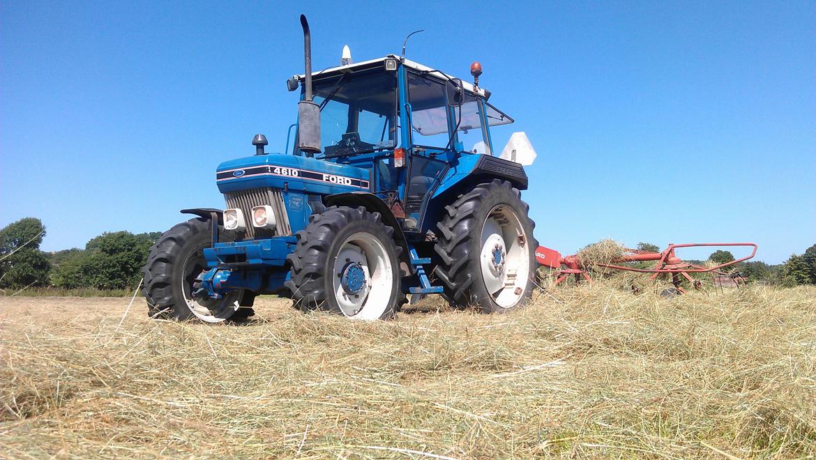 Ford 4610 - fantastisk foran høvenderen. Det køre bare derud af med 12 km/t billede 4