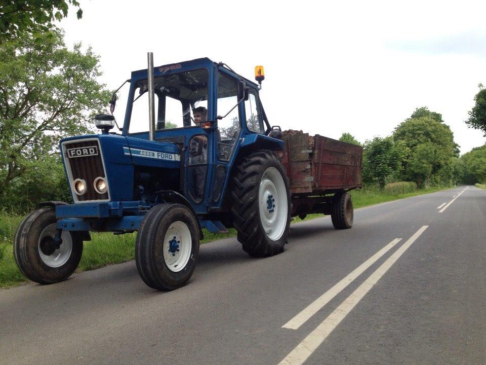 Ford 4600 (SOLGT) - På vej over på marken for og at tømme mugvogn billede 37