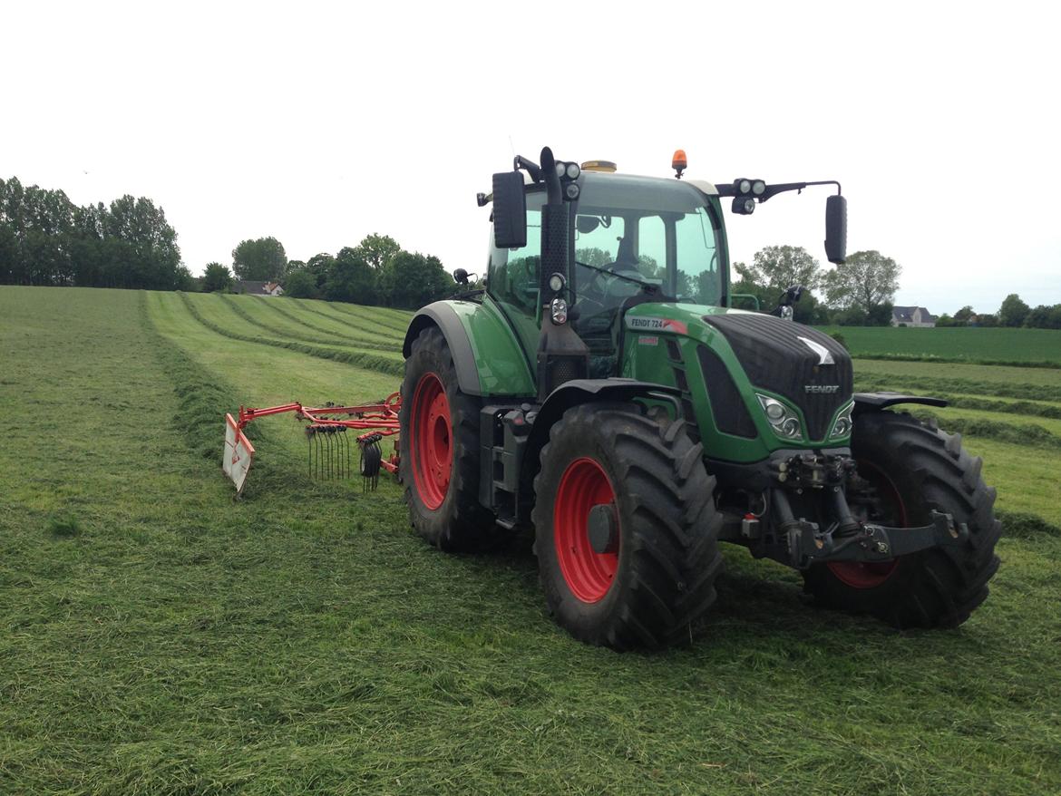 Fendt 724 vario tms profi plus - Var lige ude og rive nået græs sammen som skulle laves til wrap. billede 2